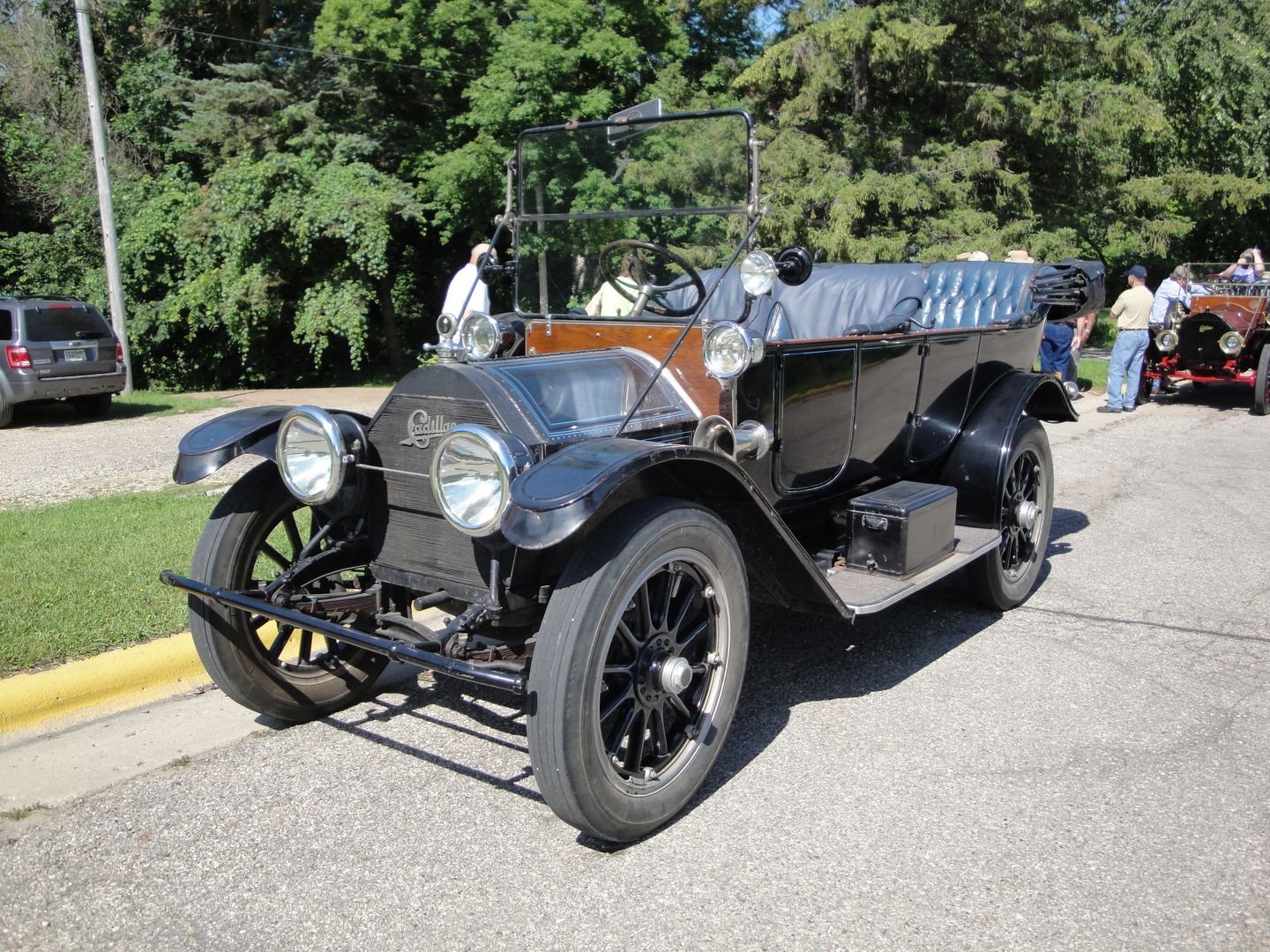 A 1912 Cadillac, the model year that introduced the electric self-starter