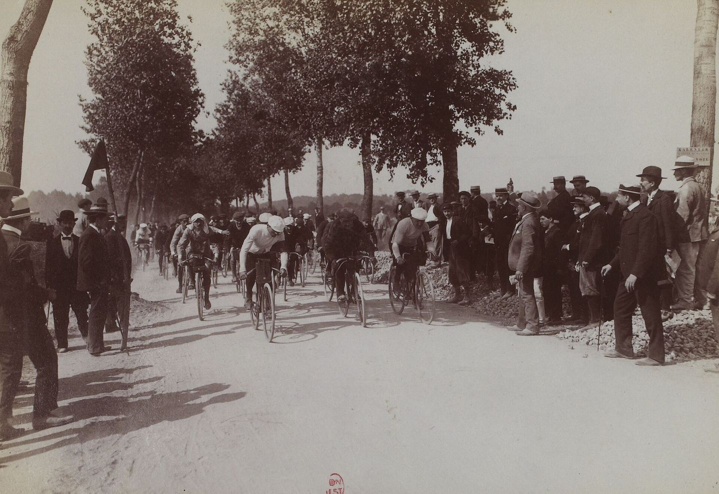 Riders at the start of the first stage of the 1903 Tour de France