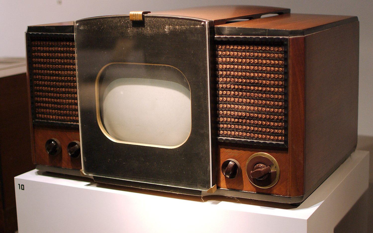 An RCA 630-TS television set