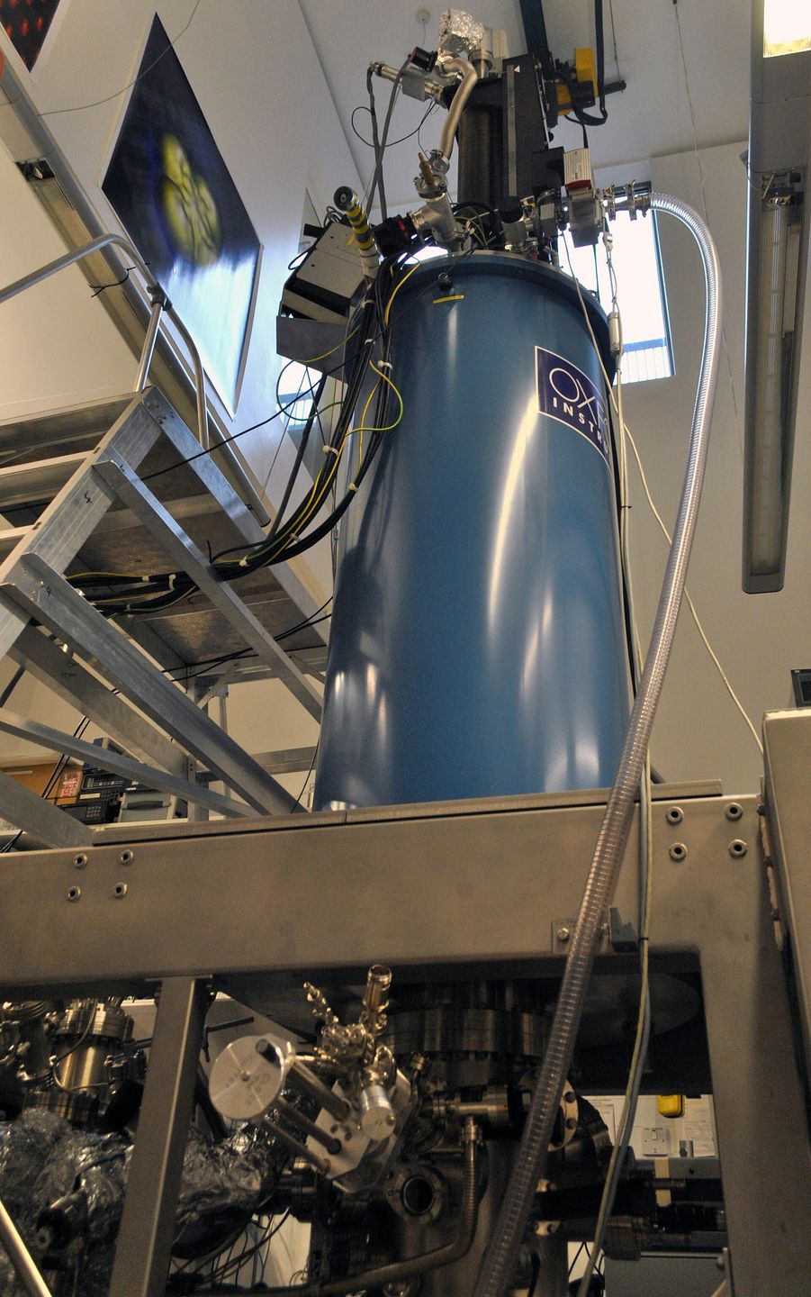 A scanning tunneling microscope instrument