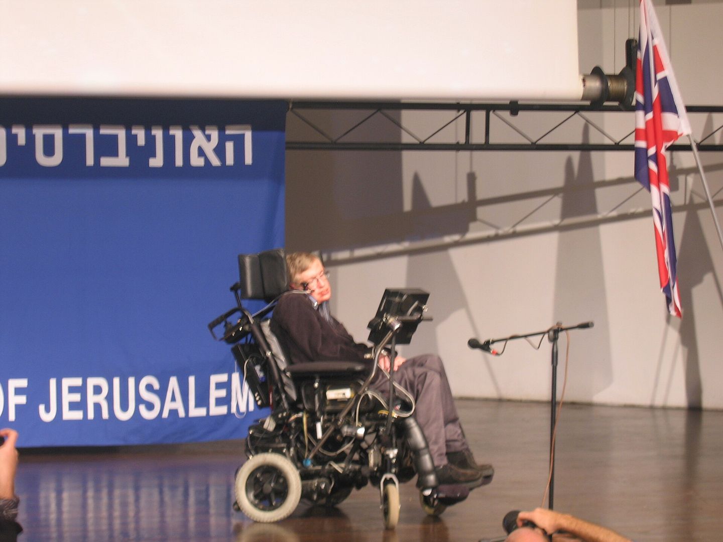stephen hawking delivering a public lecture at the hebrew university of jerusalem in december 2006