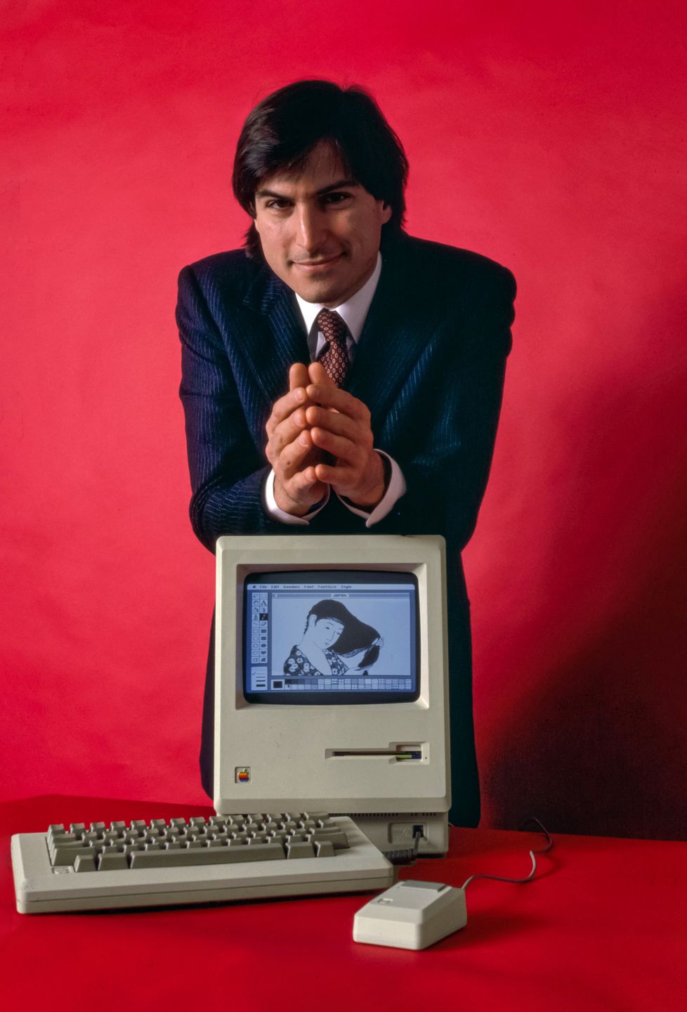 steve jobs holding the macintosh computer at its introduction in january 1984