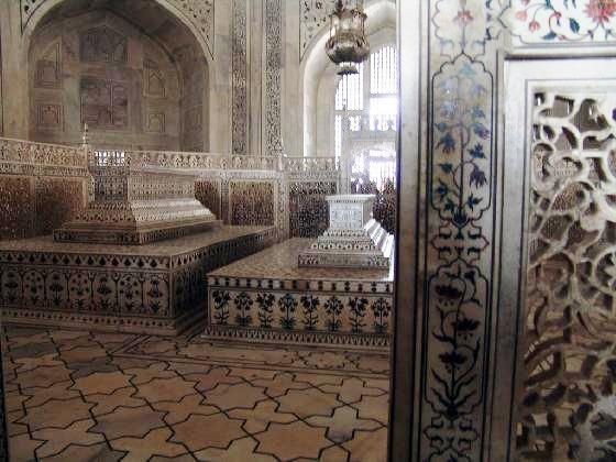 The marble cenotaphs of Mumtaz Mahal and Shah Jahan inside the Taj Mahal