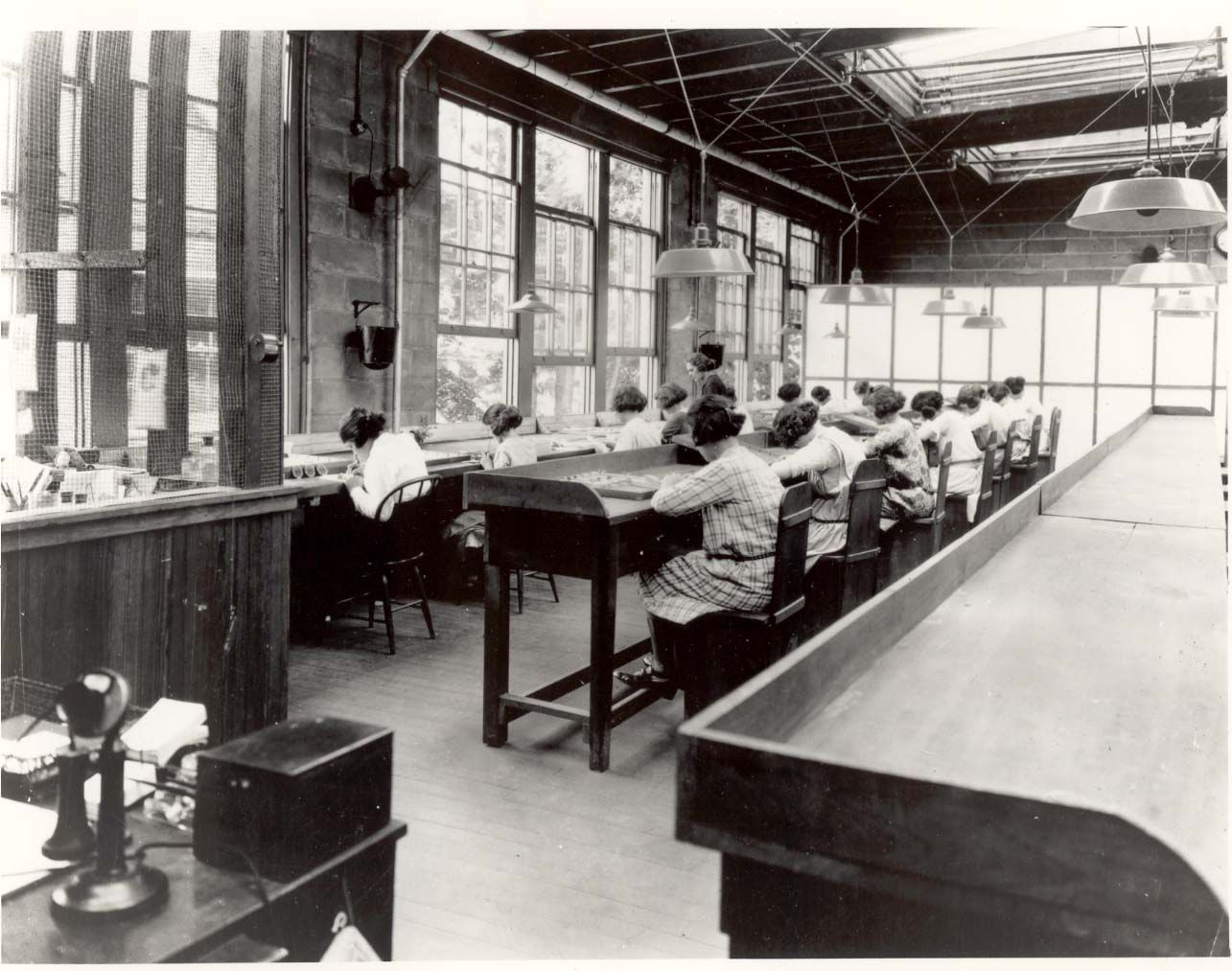 women painting watch dials with radium paint, around 1922