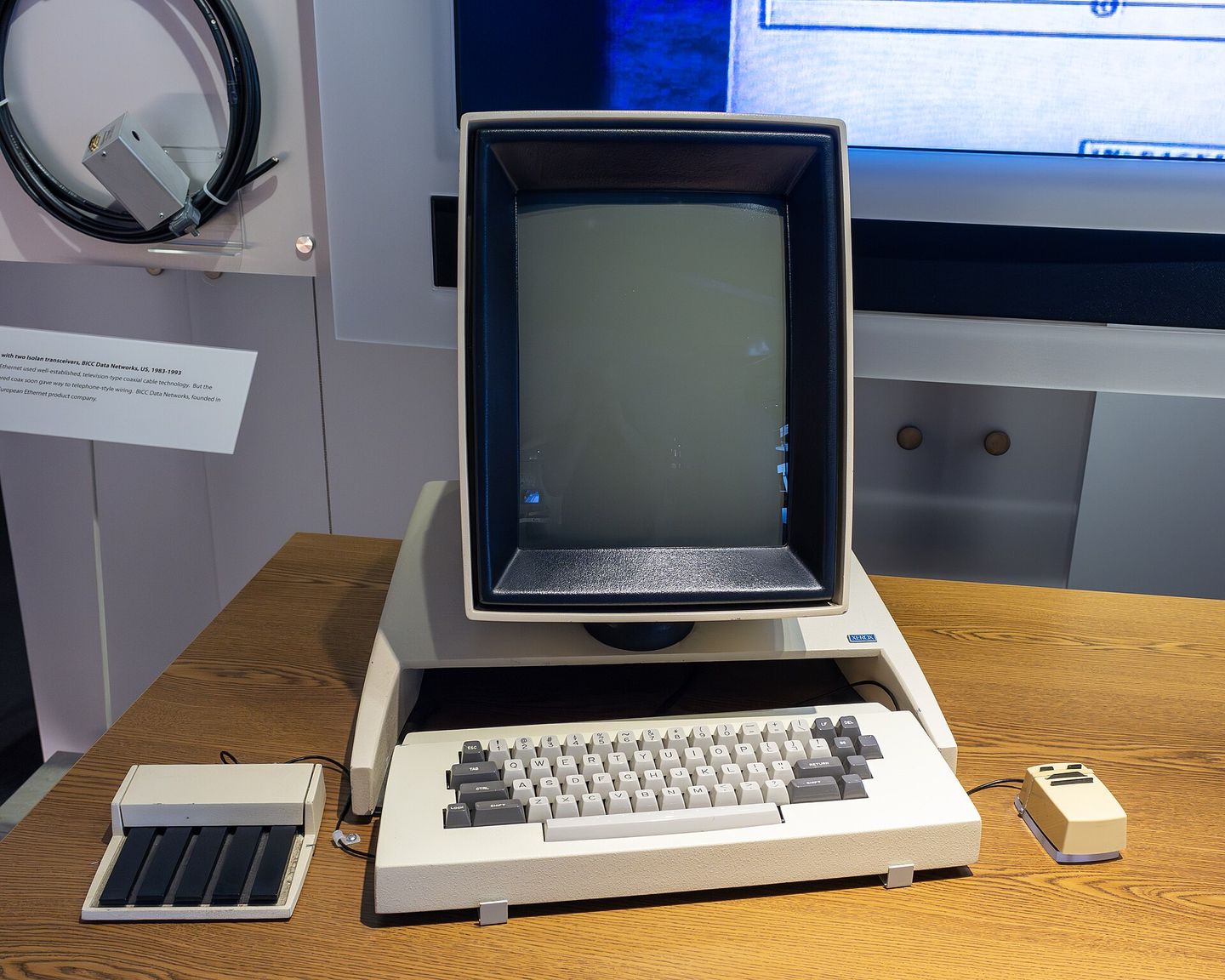 xerox alto computer from 1973 with monitor, keyboard and mouse